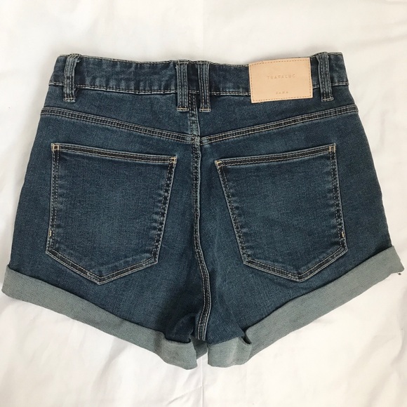 Zara cuffed high rise dark blue jean shorts US 2 - Picture 2 of 3